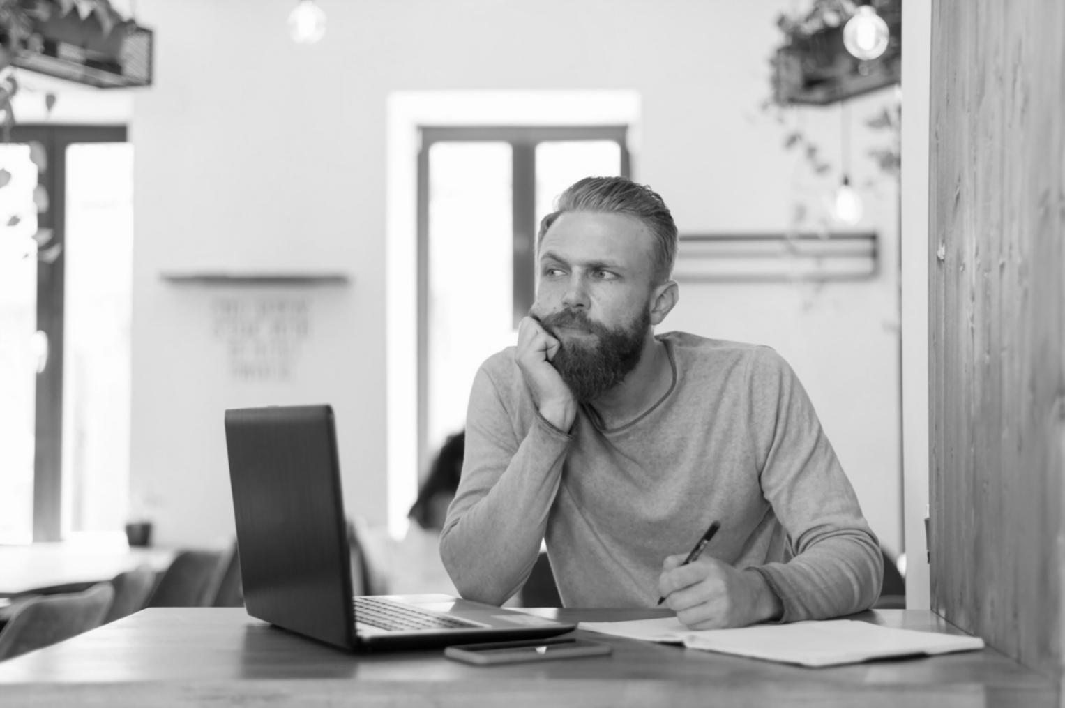 Estudiantes colaborando en análisis financiero remoto