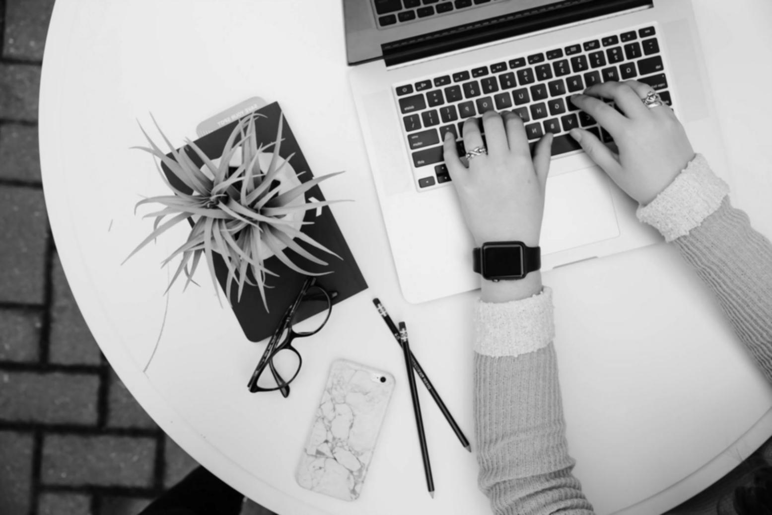Profesionales trabajando en análisis financiero con documentos y laptops en oficina moderna