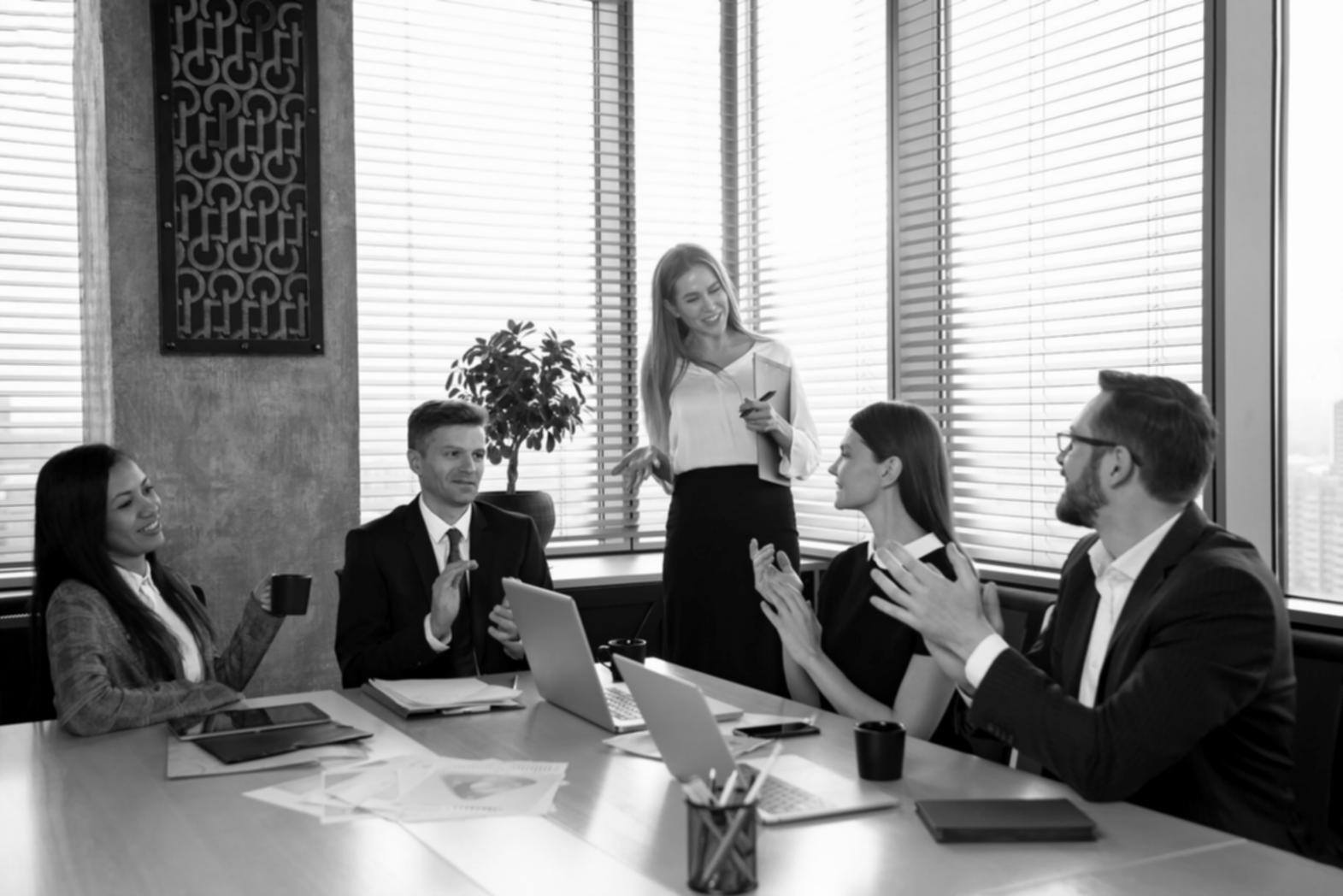 Sesión de trabajo colaborativo en análisis financiero