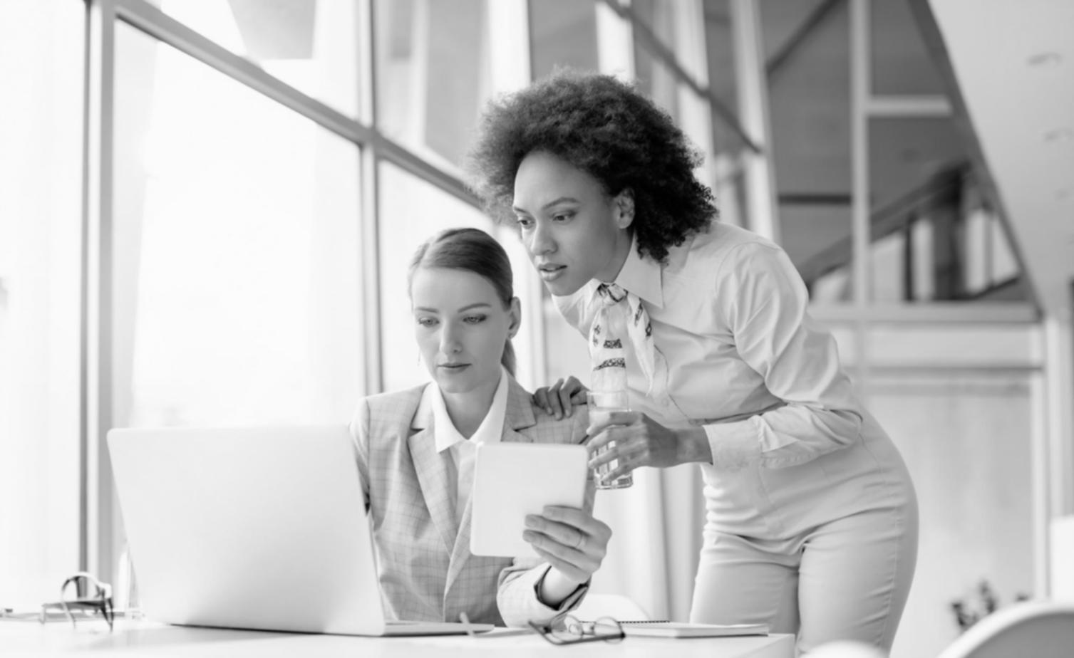 Profesionales analizando datos financieros en ambiente corporativo